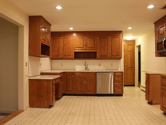 Large Eat in Kitchen with tons of cabinet space and stainles
