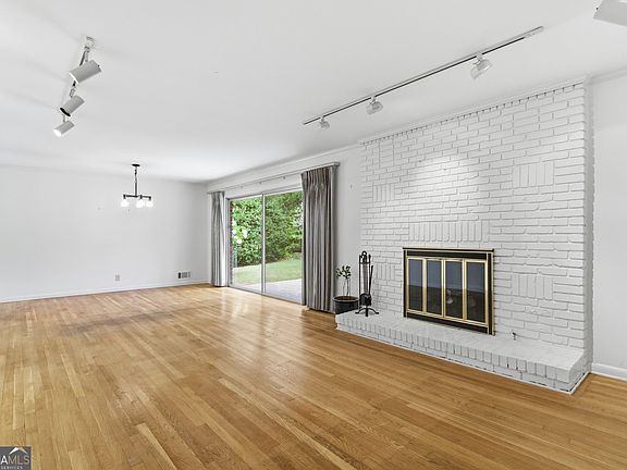 2nd image of 955 Vistavia Cir