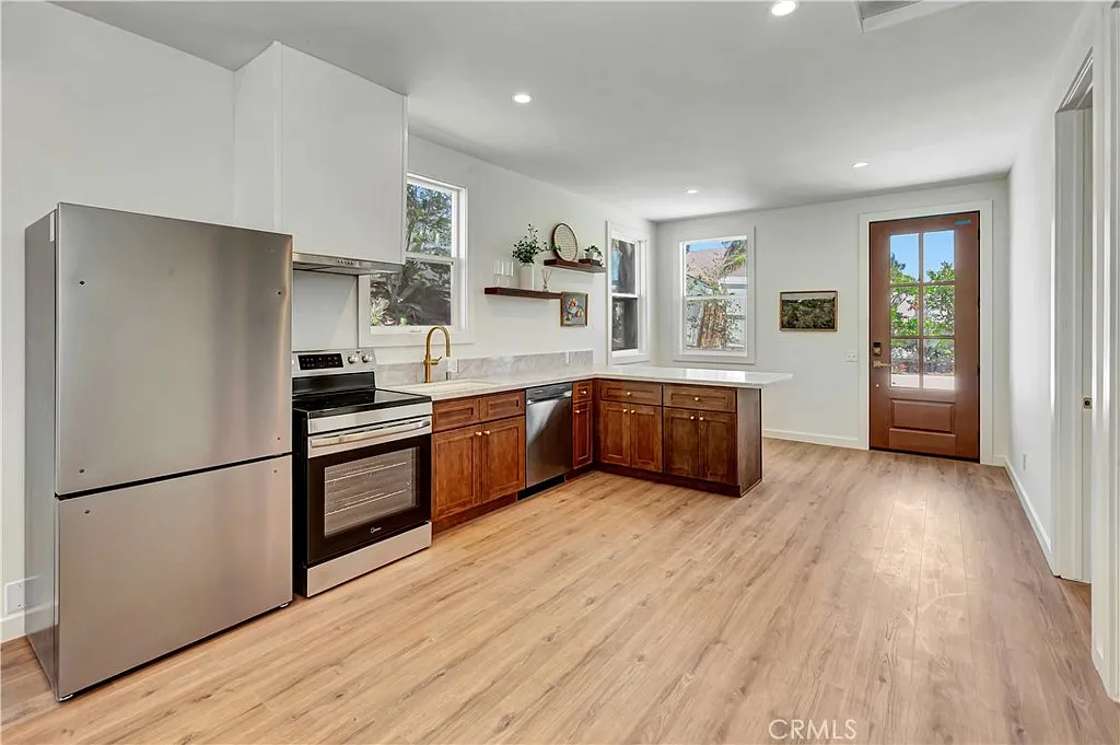 2 bed, 900 sqft, $4,500 — Photo 4