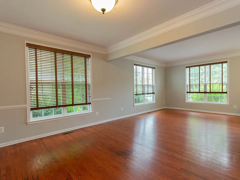 305 Lewisburg Ln — Photo 6