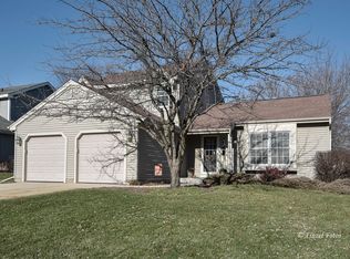 1098 Plum Tree Dr, Crystal Lake, IL 60014