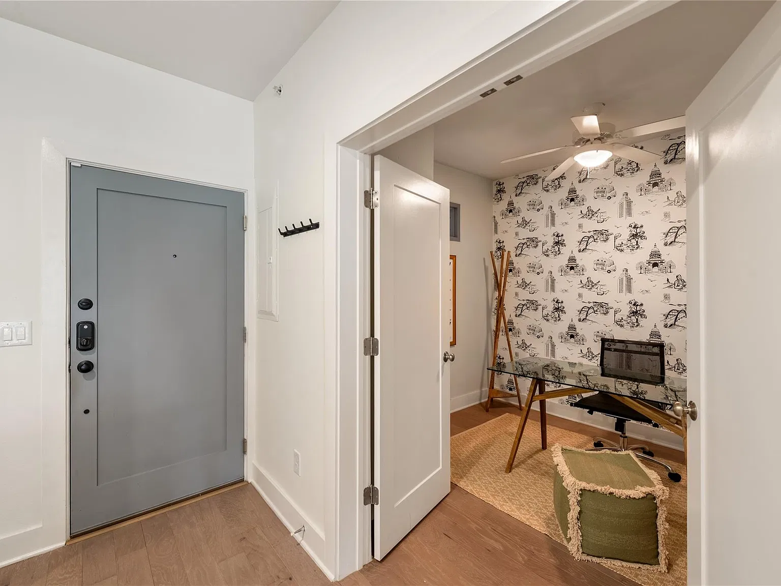 2 bed, 1.0 bath, 923 sqft, $2,600 — Photo 2