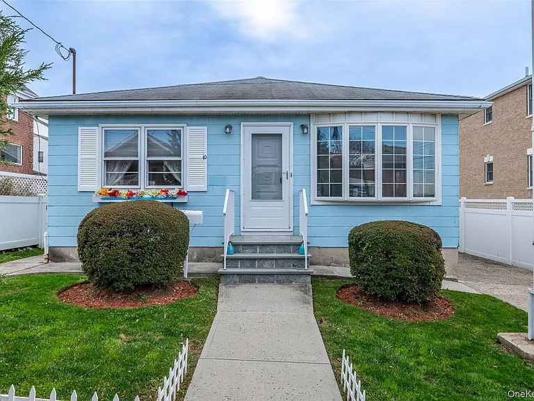 10 Pell Pl — Photo 1