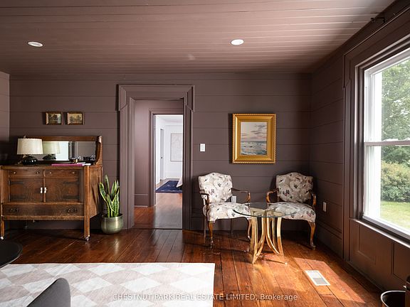 4th image of 985 Melville Rd