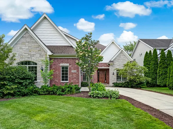 704 S Wilmette Ave, Westmont, IL 60559