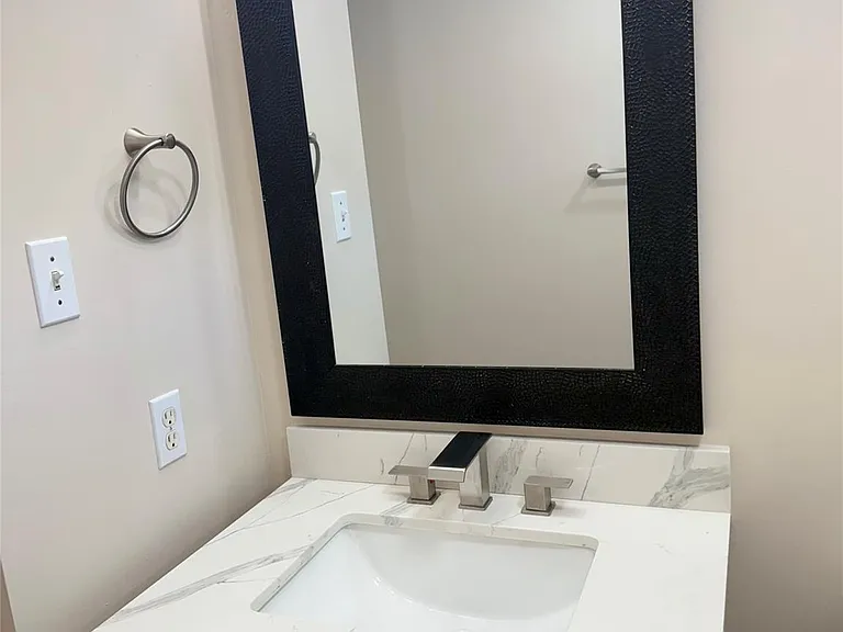 11807 McKinney Falls Ct — Photo 17