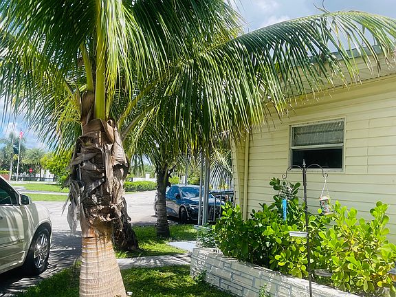 3rd image of 3010 SW 51st Ave #1