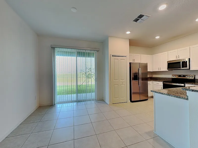 3 bed, 2.5 bath, 1666 sqft, $2,100 — Photo 2
