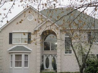 15 Lauren Ct, Manalapan, NJ