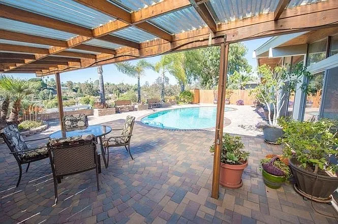 POOL house! BIG rooms! 8 Bedrooms — Photo 4