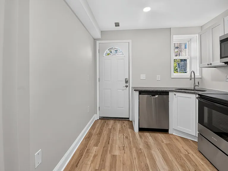 512 Sanford Pl — Photo 9
