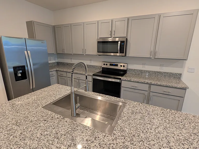 2926 Suncoast Plains Dr — Photo 2