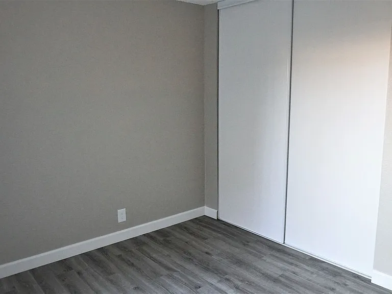 Rose Glen Apartments — Photo 11