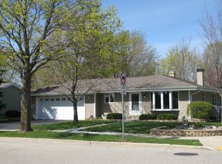 800 School Dr, Waukesha, WI 53189