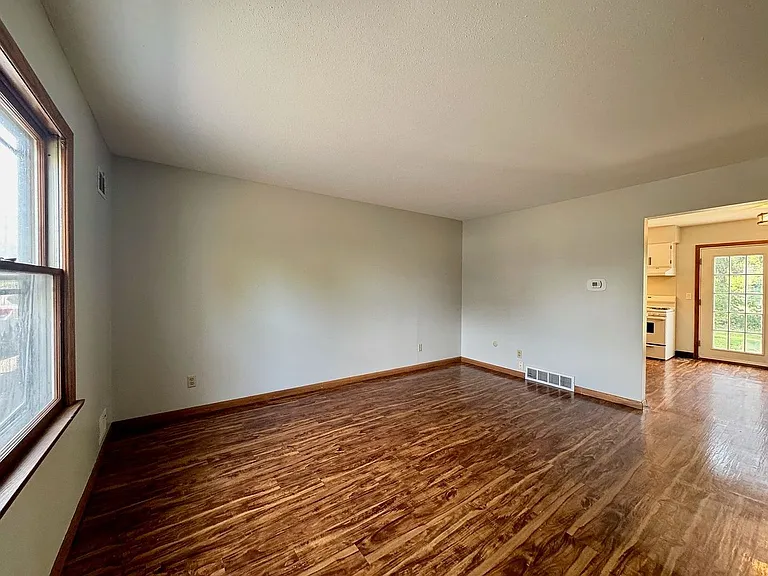 804-810 Powell Ave — Photo 5
