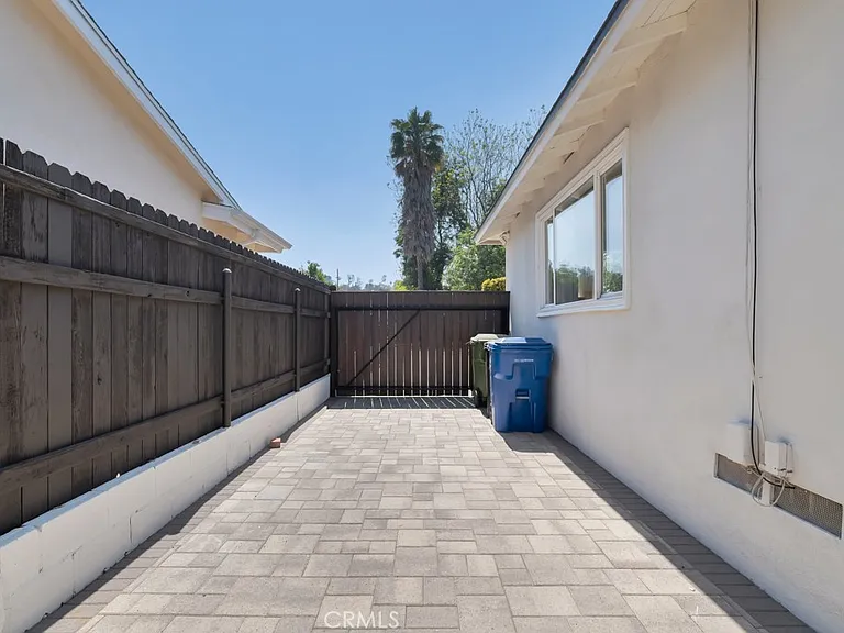 22529 Clarendon St — Photo 20
