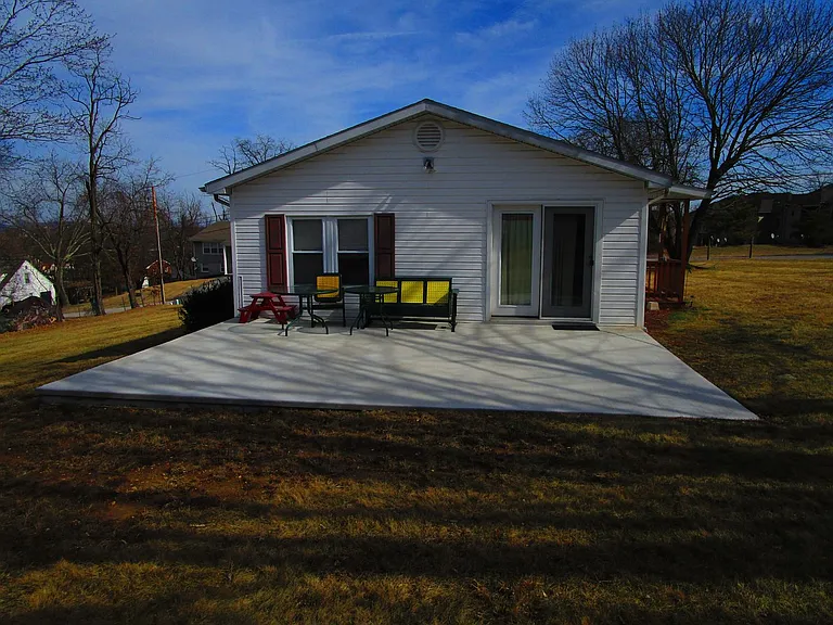 465 Underwood St — Photo 4