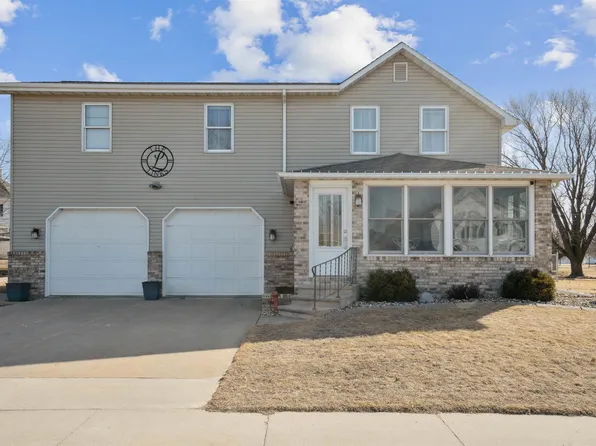 201 1st St S, Farley, IA 52046