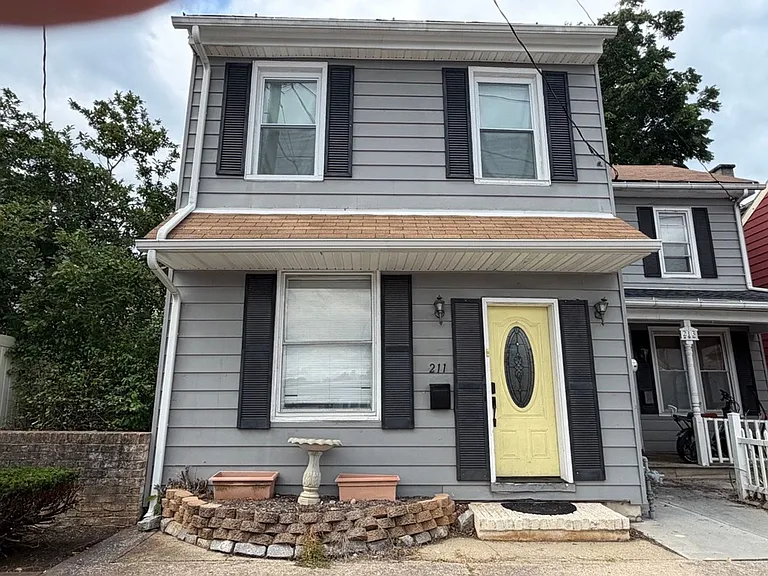 211 E Main St — Photo 1