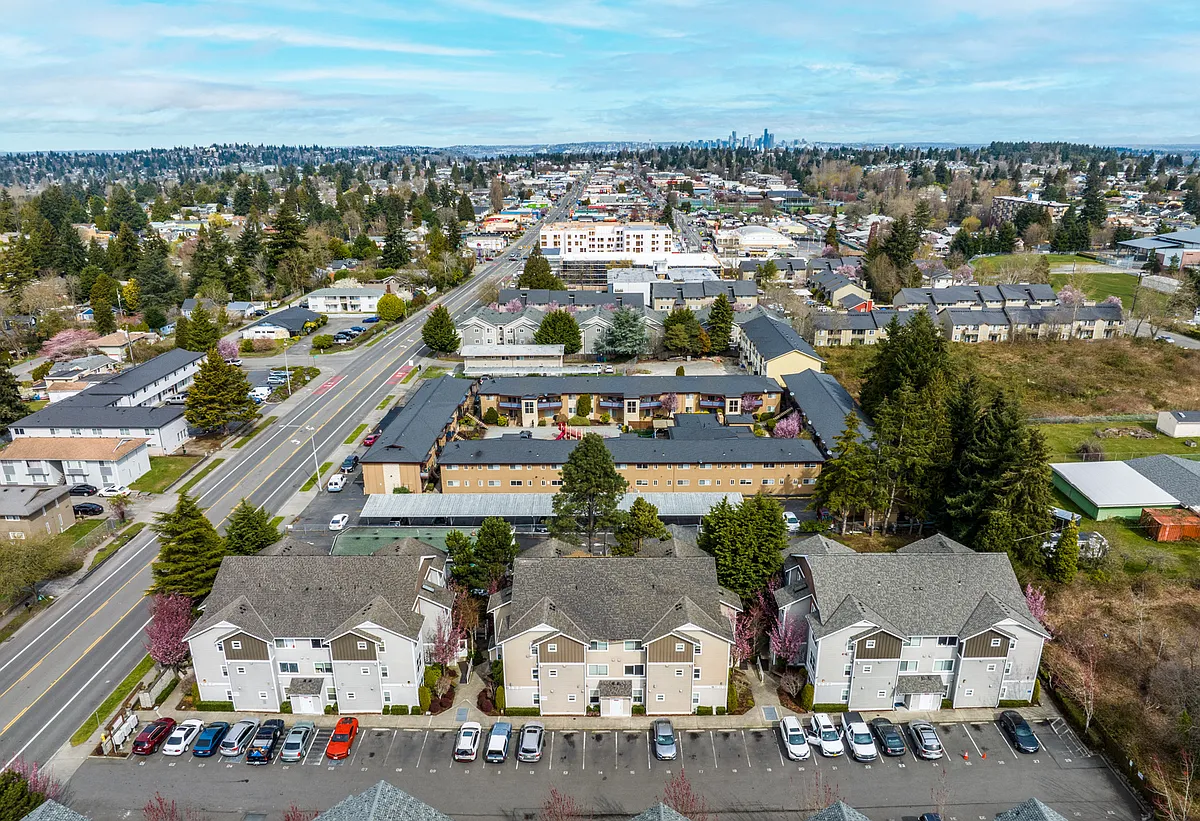 Building Photo - Shorewood