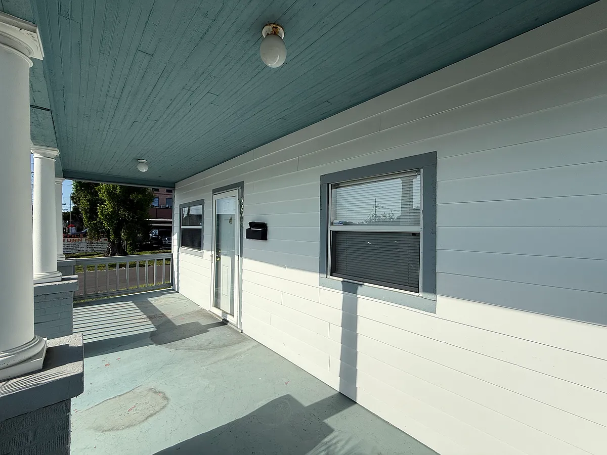 Building Photo - 3202 N Armenia Ave