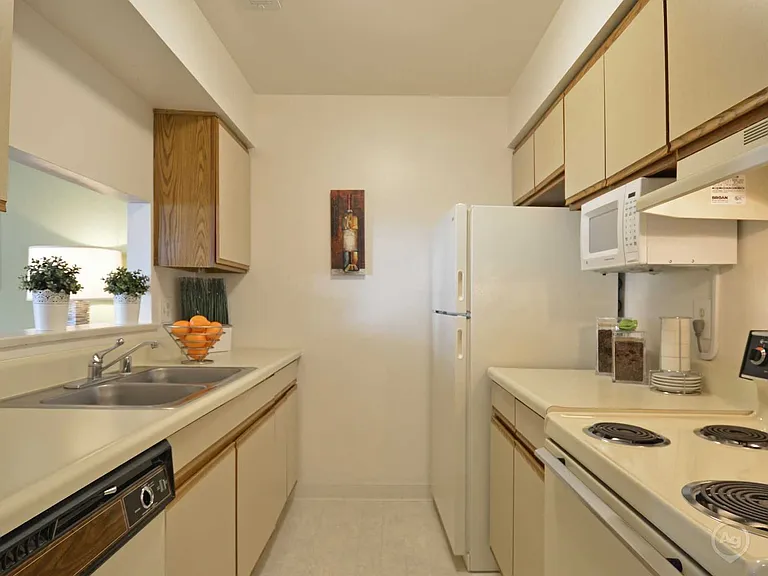 Valley Stream Village Apartments — Photo 32