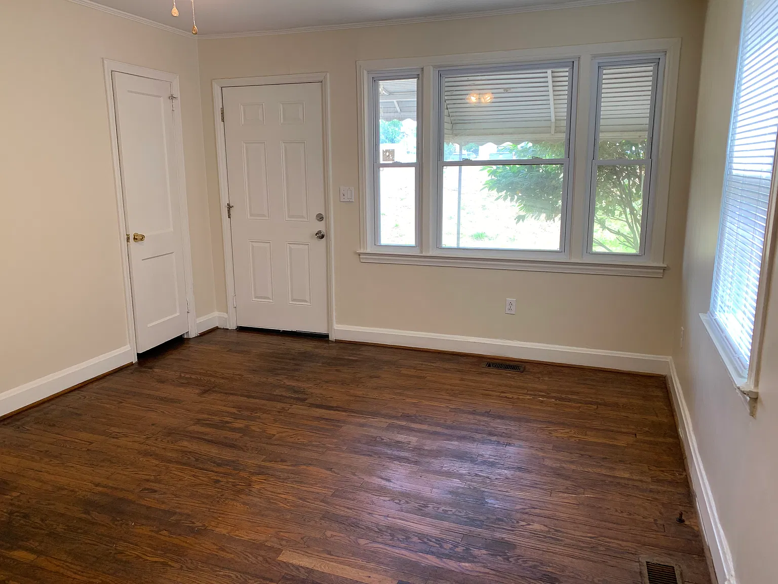 3 bed, 1000 sqft, $1,295 — Photo 2