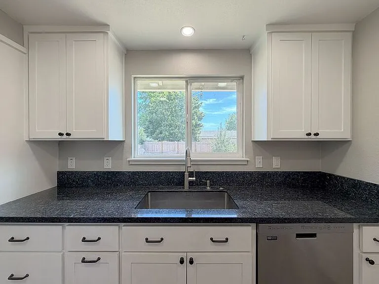 410 Crona St — Photo 9