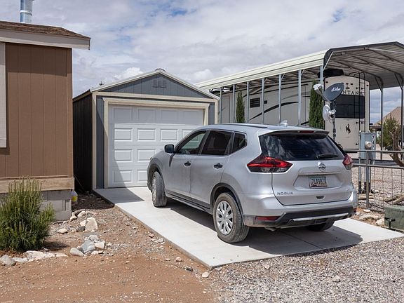 3rd image of 739 N Flagstaff Dr