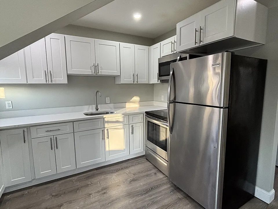 80-82 Allen St N #3B
