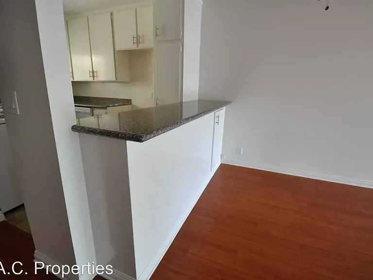12245 Chandler Blvd — Photo 9