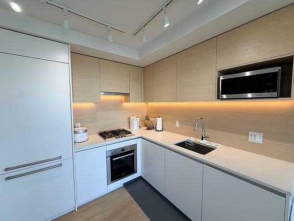 4th image of 652 Whiting Way #1704