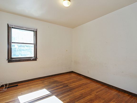 5th image of 22204 Paxton Ave