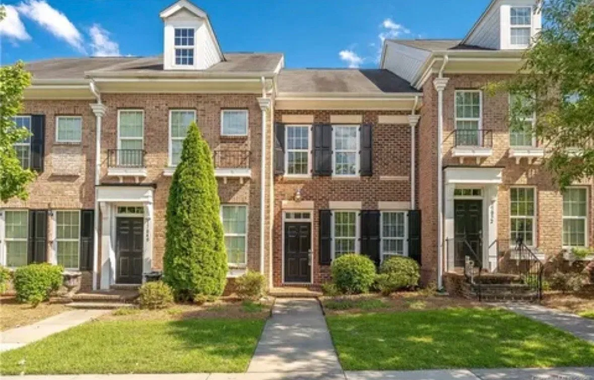 Beautiful updated townhouse! — Photo 1