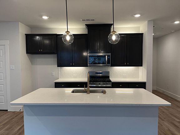 5th image of 612 Laurel Cherry Ln