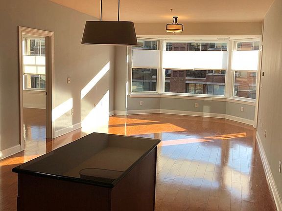 dine/living, kitchen island