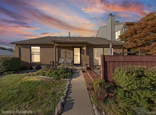 38903 Country Cir, Farmington, MI 48331