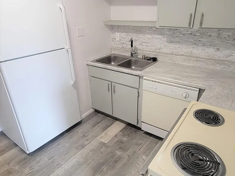 612 Morris St NE — Photo 38