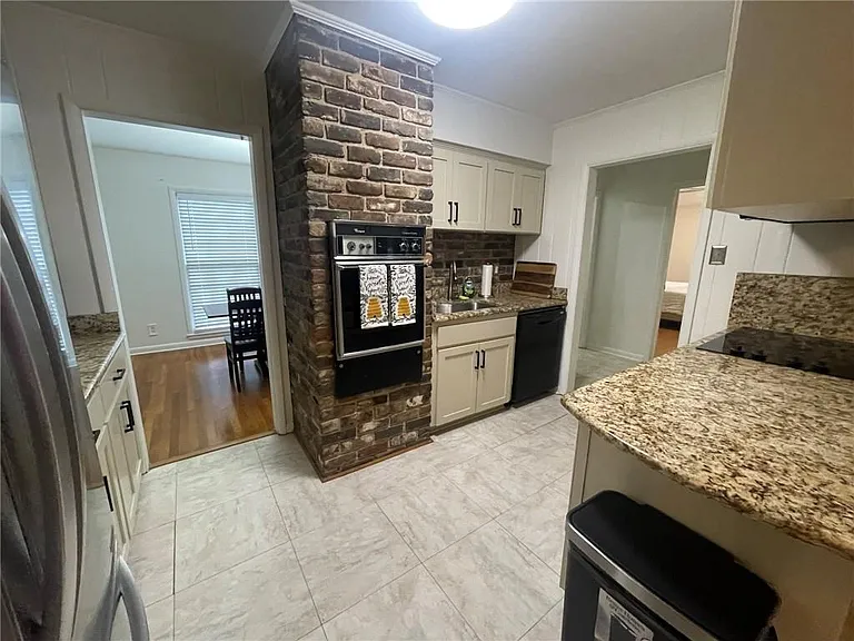 2760 Brevard Dr — Photo 8
