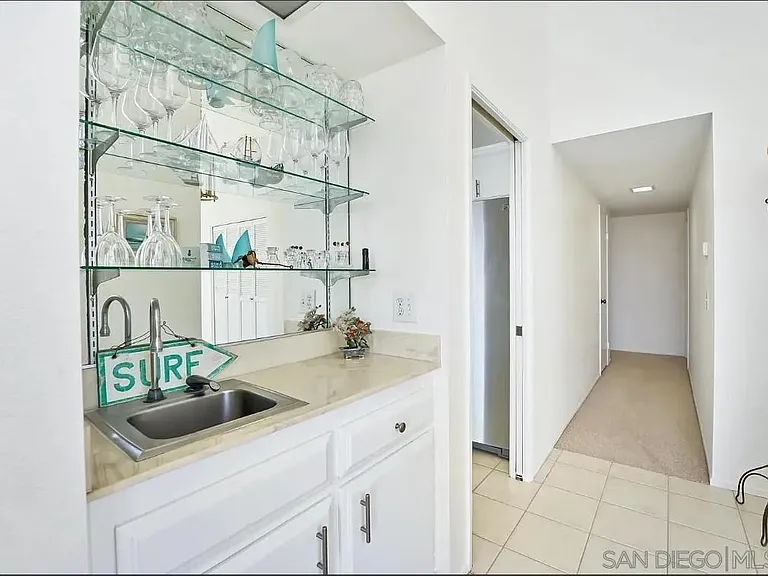 66 Kingston Ct W — Photo 5