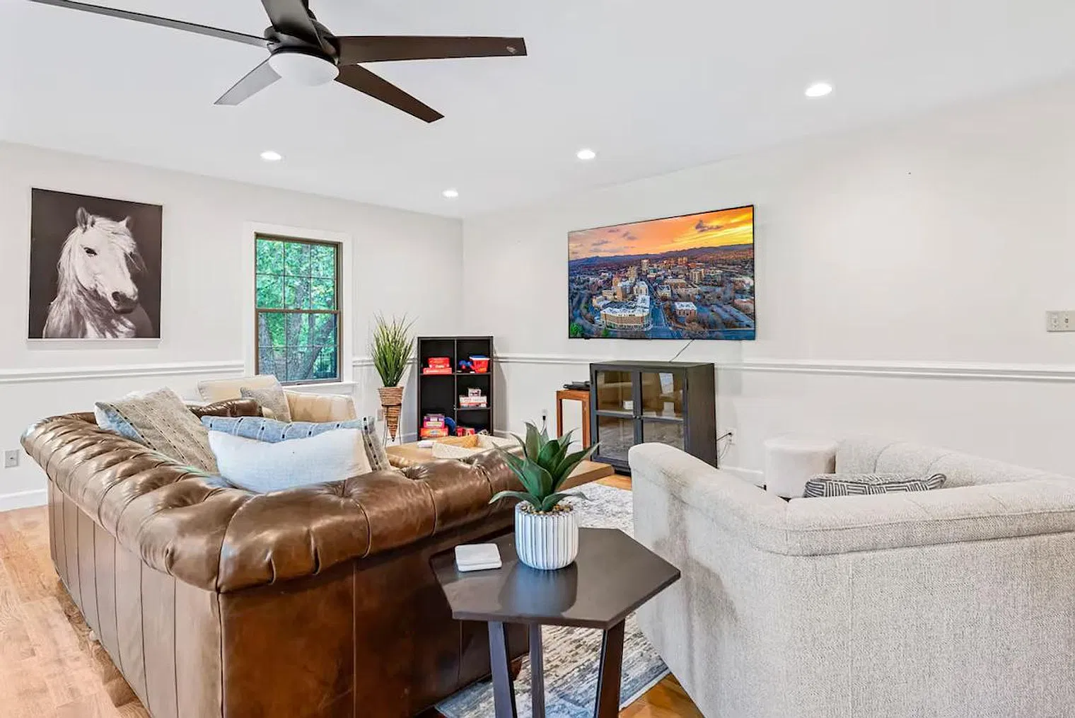 6 bed, 4.0 bath, 4197 sqft, $17,513 — Photo 3