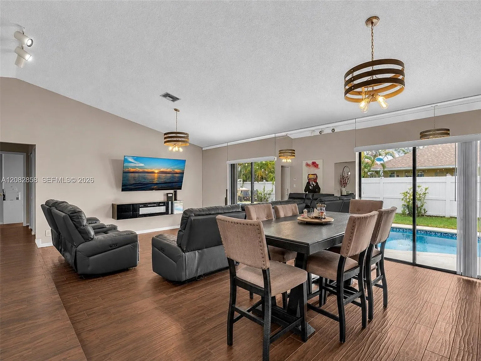 3 bed, 2.0 bath, 1900 sqft, $4,700 — Photo 2