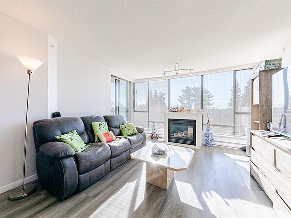 4th image of 8180 Granville Ave #708