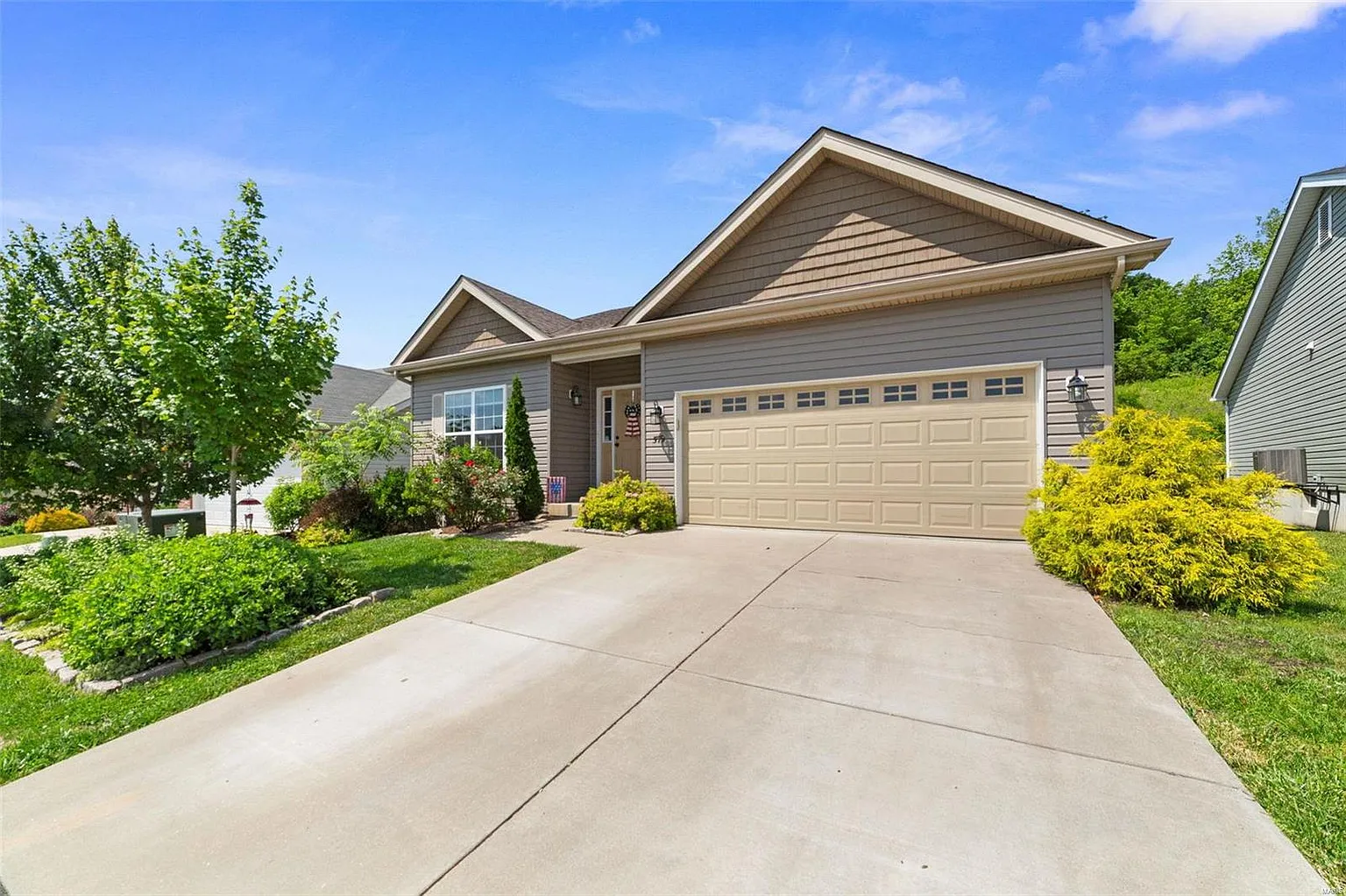 579 Winding Bluffs Dr photo 1