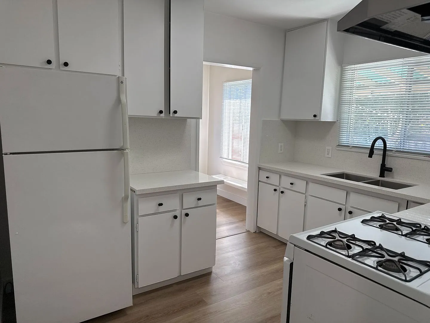 Studio Estates 2 bedroom house — Photo 3