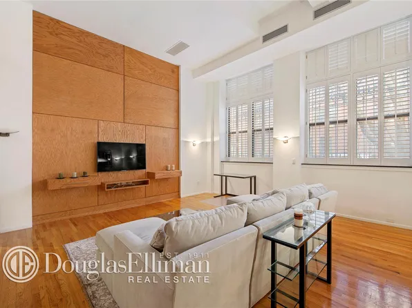 155 Perry Street image 1 of 7