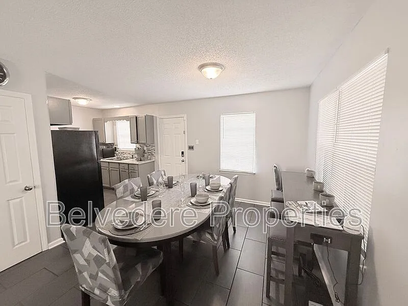 3 bed, 2.0 bath, 1040 sqft, $2,800 — Photo 3