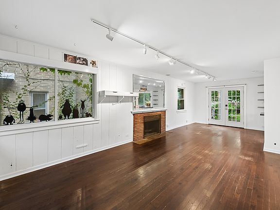 4th image of 9024 Ewing Ave