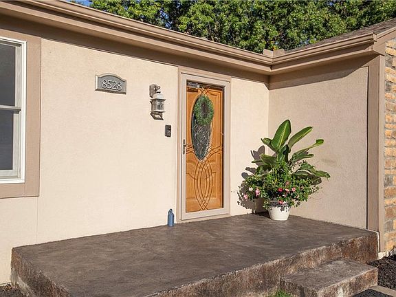 2nd image of 8528 Larsen St