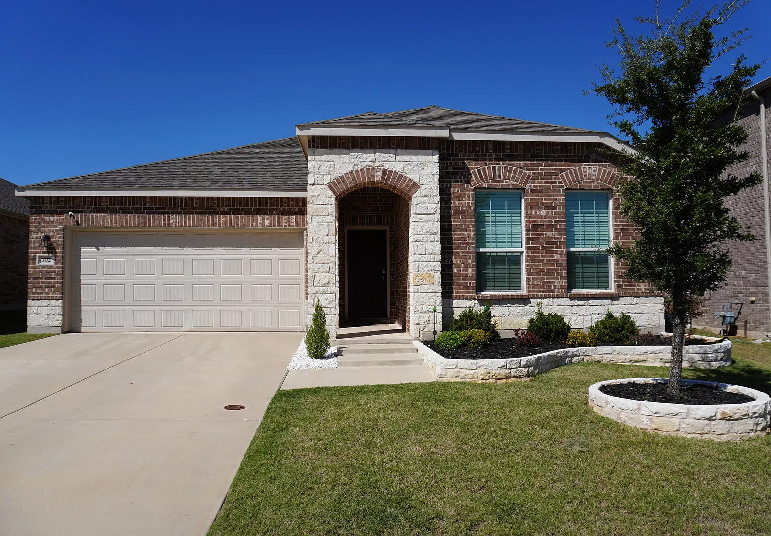 4 bed, 2.0 bath, 1948 sqft, $2,150 — Photo 1
